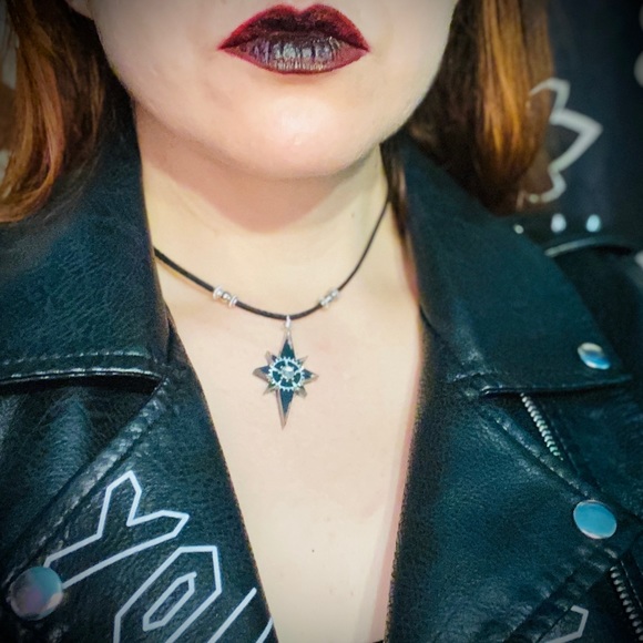 Black resin North Star steam punk wheel necklace - Picture 11 of 14